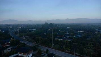 aereo Visualizza di un' rurale villaggio avvolto nel smog a partire dal ardente attività. le zone con denso smog e coperto con pm2.5. aria inquinamento e ecologico i problemi foto