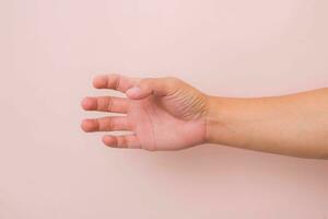 vuoto mano mostrando gesto Tenere qualcosa piace bottiglia o bicchiere di acqua isolato su rosa sfondo. foto