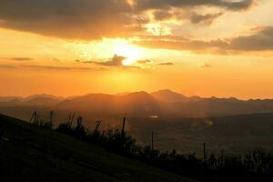 paesaggio lignite carbone il mio a tramonto, Tailandia. Visualizza di il pietra cava durante tramonto. foto