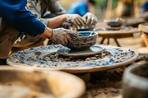 ceramica fabbricazione con blu e bianca argilla nel un' tradizionale laboratorio foto