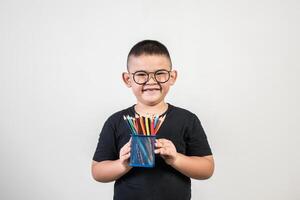 educatoin ragazzo sorridente in studio shot. foto