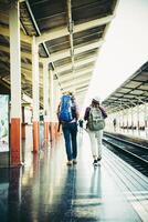 giovane coppia hipster nella stazione ferroviaria. foto