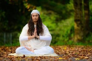 pratica yoga nel parco autunnale di una ragazza foto