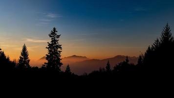 colore rosso subito dopo il tramonto in montagna foto