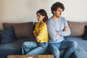 uomo e donna siamo arrabbiato a ogni Altro. relazione i problemi. foto