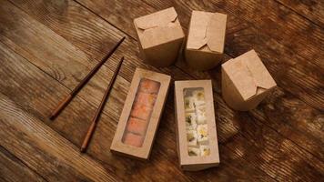 consegna di cibo asiatico. packaging per sushi e wok