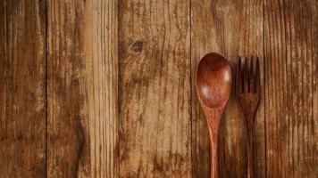 cucchiaio di legno e forchetta su fondo di legno. asiatico foto