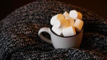 cioccolata calda con marshmallow in tazza di ceramica bianca foto