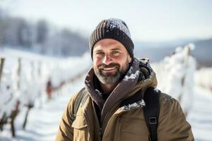 ritratto di un ghiaccio vino creatore nel neve coperto vigneto sfondo con vuoto spazio per testo foto