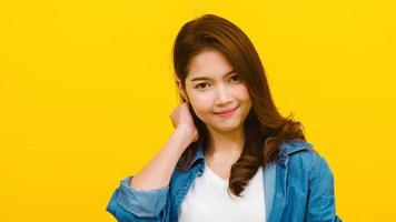 femmina asiatica con espressione positiva su sfondo giallo. foto