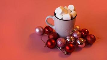 sfondo natalizio alla moda di cioccolata calda con marshmallow foto