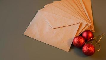 composizione di natale. buste artigianali e palline rosse foto