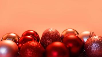 collezione di palline di natale rosse su sfondo rosa foto