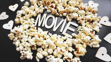 popcorn su sfondo nero. guardare un film con i popcorn foto