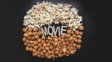 popcorn su sfondo nero. guardando un film con i popcorn. copia spazio foto