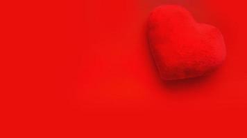 sfondo di amore di san valentino con cuore di peluche su sfondo rosso foto
