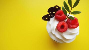 muffin fatti in casa con crema dolce e lamponi rossi freschi foto