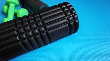schiuma roller palestra attrezzature per il fitness sfondo blu