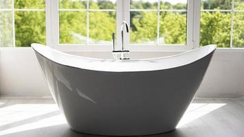 bagno moderno in interni luminosi con grande finestra foto