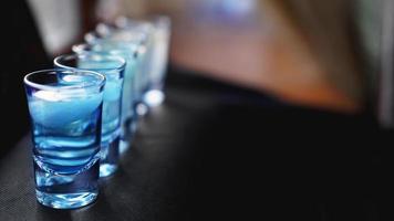 bicchieri di vodka con ghiaccio. in bar