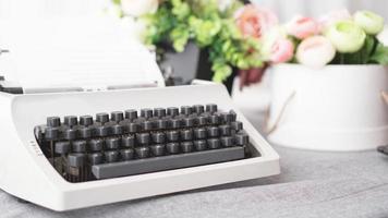 macchina da scrivere vintage con carta. tecnologia della macchina retrò foto