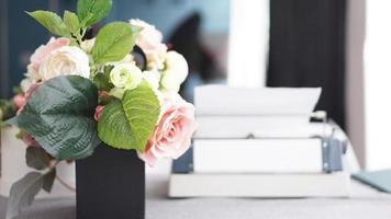 spazio di lavoro femminile con bouquet di fiori su bianco foto