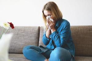 raffreddore primaverile o allergie. la ragazza attraente è allergica