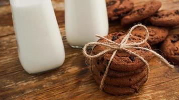 biscotto al cioccolato con latte sulla tavola di legno. biscotti fatti in casa.