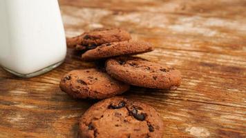 biscotto al cioccolato con latte sulla tavola di legno. biscotti fatti in casa. foto