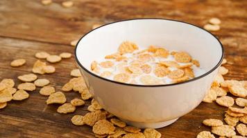 sfondo di cibo sano eco. fiocchi di mais con latte. cibo salutare foto