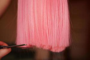 parrucca e forbici - parrucca rosa - sfondo acconciatura foto