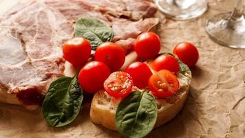 bruschette con pomodorini. bicchiere di vino, antipasto italiano. foto