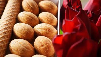 biscotti di pasta frolla e tulipani. regalo alla donna. foto