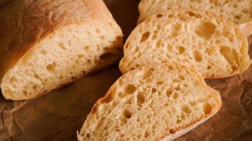 fette di ciabatta su carta artigianale. pasticcini freschi e deliziosi. foto