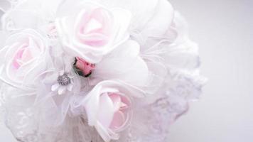 bouquet da sposa fatto di rose bianche foto