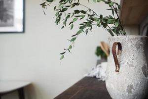 un vaso con fiori secchi su un tavolo. cucina classica scandinava foto