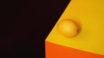 limone giallo fresco su sfondo nero e arancione foto