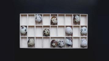 uova di quaglia in contenitori di legno. vista dall'alto.