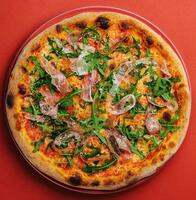 prosciutto Pizza o pinza con rucola su superiore Visualizza foto