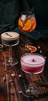 diverso colorato esotico alcolizzato cocktail su legna foto