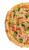 fresco italiano Pizza con pollo filetto, funghi, broccoli, formaggio su bianca foto