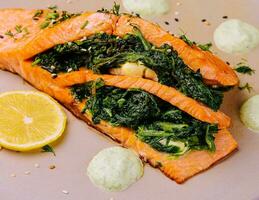 pezzi di fritte salmone con aneto e Limone foto