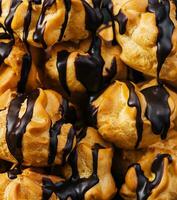 profiteroles con cioccolato crema vicino su foto