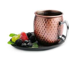 metallo campo boccale con tè con frutti di bosco foto