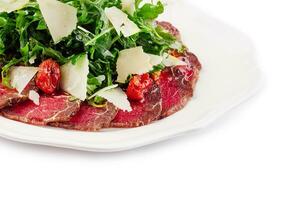 carne carpaccio con rucola e parmigiano formaggio foto