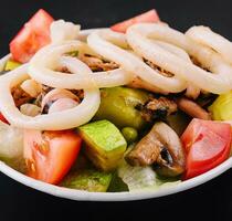 insalata calamaro con al forno verdure avvicinamento foto