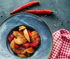 grigliato pollo cosce con al forno patate foto