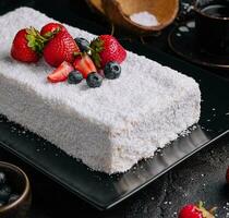 Raffaello torta Noce di cocco mandorla torta con frutti di bosco foto