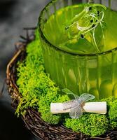 un' verde alcolizzato bevanda nel un' chiaro bicchiere foto