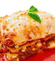 italiano Lasagna con pomodoro salsa isolato su bianca sfondo foto